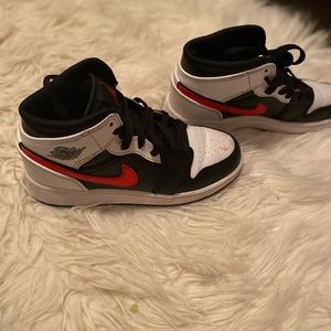 air jordan 1 mid (gs) big girl. Size 3.5